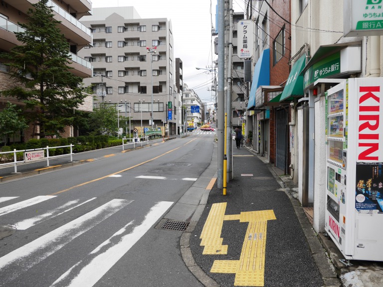 バスが通る道を曲がったところ